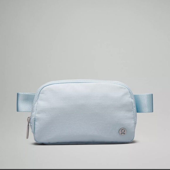 Powder Blue Lululemon Everywhere Crossbody Belt Bag 1L NWT - Picture 1 of 5